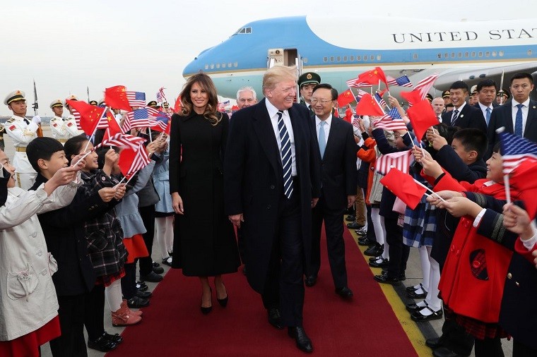 Chiều 8/11,  Tổng thống Mỹ Donald Trump và Đệ nhất phu nhân Melania đã tới thủ đô Bắc Kinh, Trung Quốc – chặng dừng chân thứ ba sau Nhật Bản và Hàn Quốc trong khuôn khổ chuyến công du Châu Á dài ngày của ông Trump. Ảnh: Xinhua.